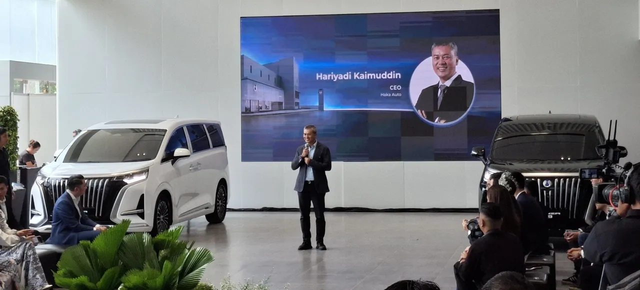 CEO Haka Auto Hariyadi Kaimuddin menyampaikan kata sambutan di acara Driven by Denza:The Lifestyle Connect. (Chadie)