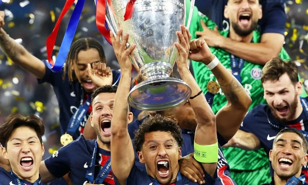 Pemain PSG mengangkat trofi Liga Champions 2024/2025. (Foto: Instagram/psg)