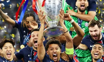 Pemain PSG mengangkat trofi Liga Champions 2024/2025. (Foto: Instagram/psg)