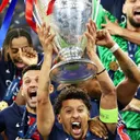 Pemain PSG mengangkat trofi Liga Champions 2024/2025. (Foto: Instagram/psg)