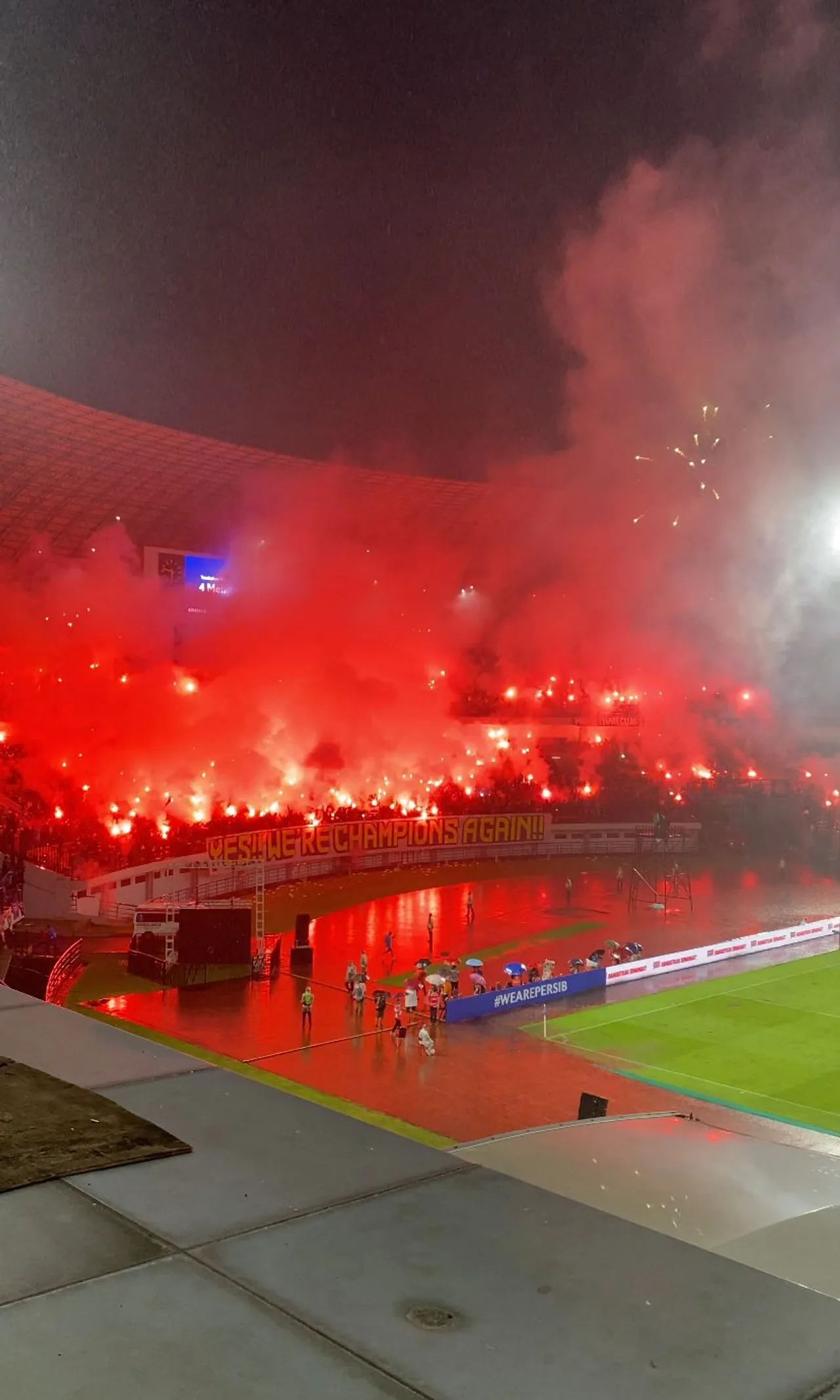 Red flare menyala di Stadion GBLA dalam laga Persib Bandung melawan Persis Solo. (Foto: Sportcorner Indonesia)
