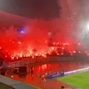 Red flare menyala di Stadion GBLA dalam laga Persib Bandung melawan Persis Solo. (Foto: Sportcorner Indonesia)