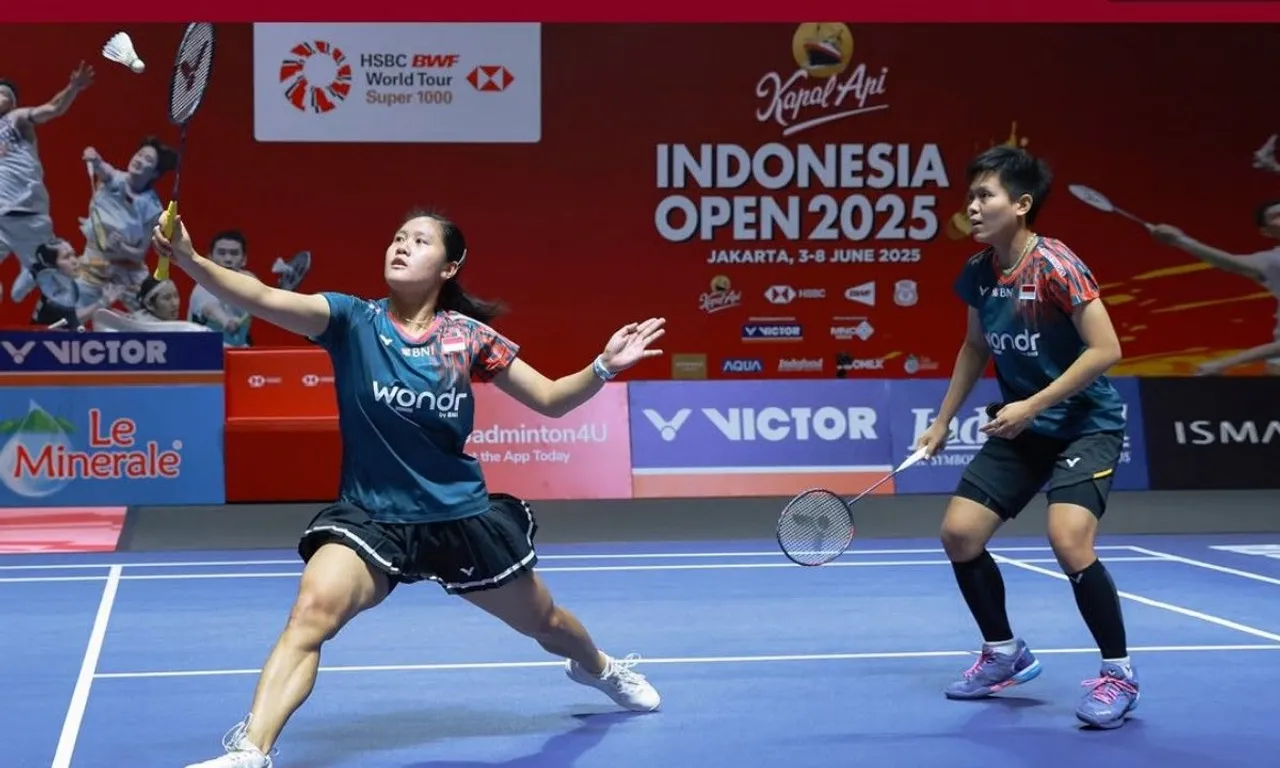 Aksi Lanny Tria Mayasari/Siti Fadia Silva Ramdhanti di babak 16 besar Indonesia Open 2025. (Foto: Instagram/pbsi)