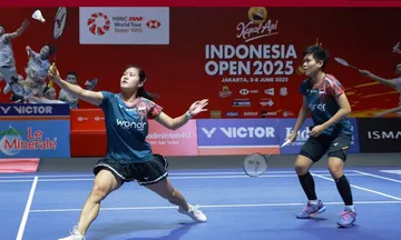 Aksi Lanny Tria Mayasari/Siti Fadia Silva Ramdhanti di babak 16 besar Indonesia Open 2025. (Foto: Instagram/pbsi)