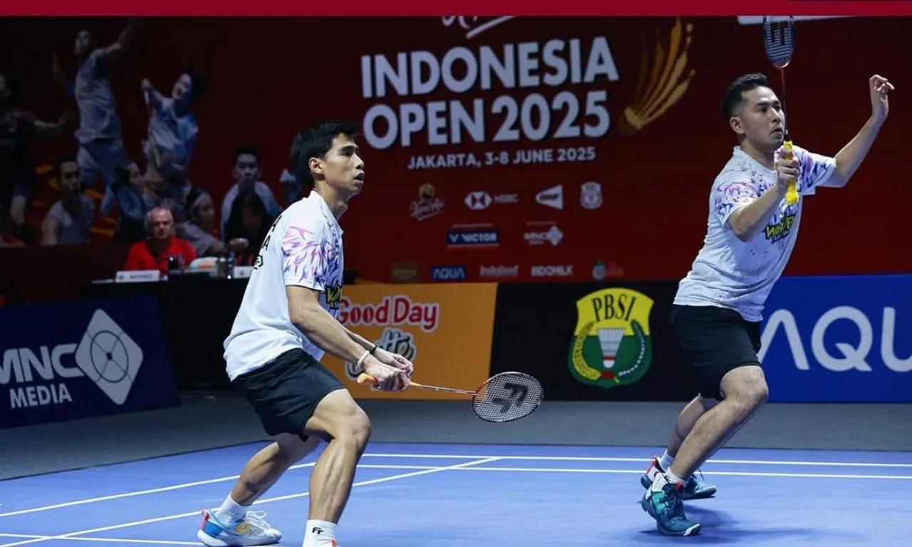 Aksi Sabar Karyaman Gutama/Moh Reza Pahlevi di perempat final Indonesia Open 2025. (Foto: Instagram/pbsi)