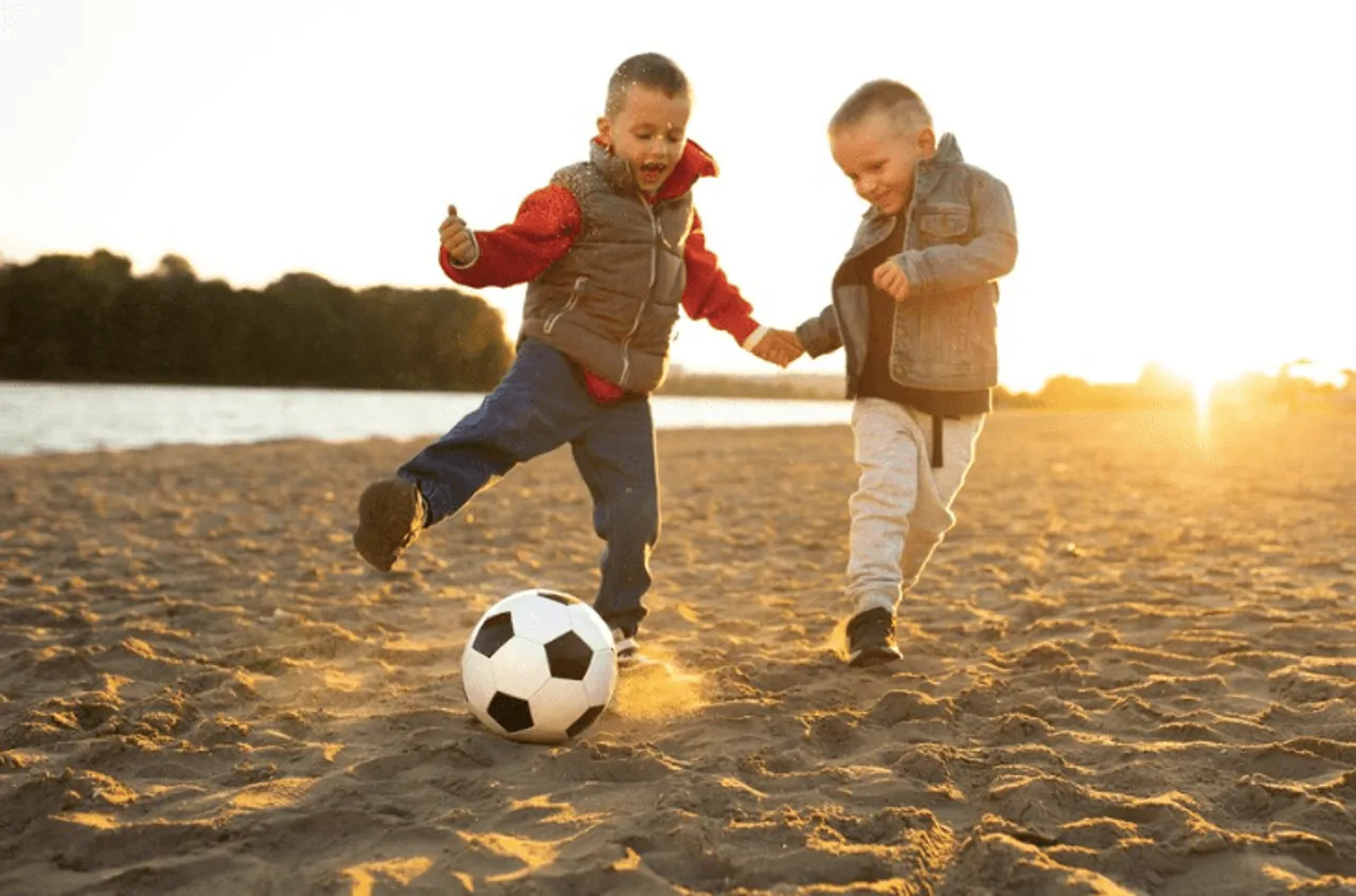 Ilustrasi anak bermain bola (freepik.com)