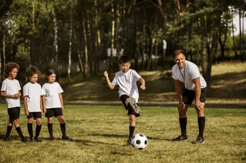 Menendang bola