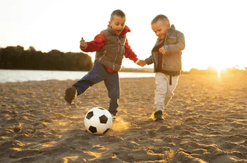 Ilustrasi anak bermain bola (freepik.com)