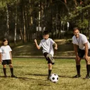 Menendang bola