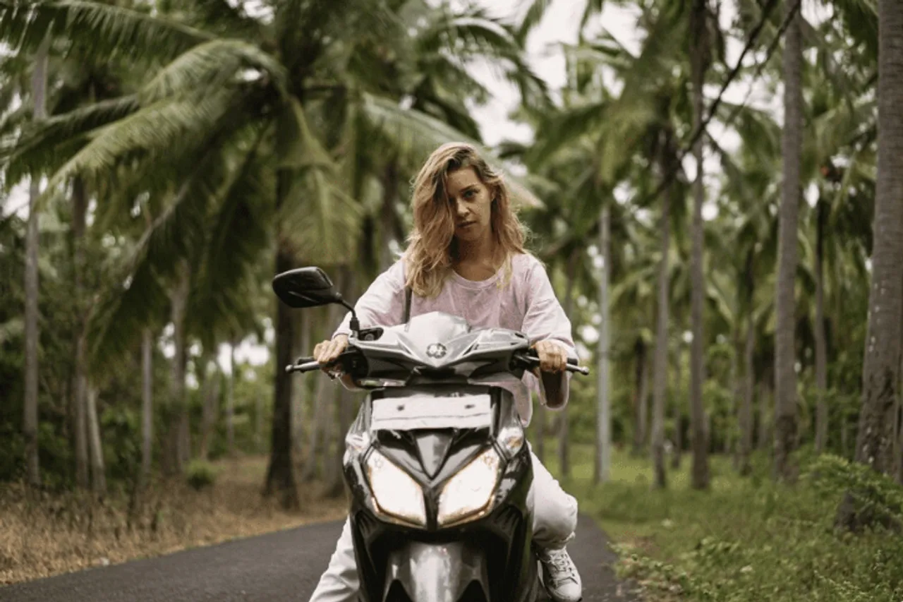 Ilustrasi mengendarai motor