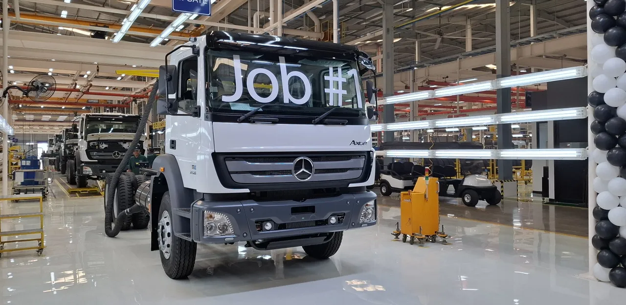 Produksi pertama pabrik perakitan truk dan bus Mercedes-Benz terbaru di Cikarang, Jawa Barat. (Chadie)