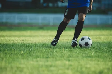 Ilustrasi teknik dribbling pada sepakbola (freepik.com)