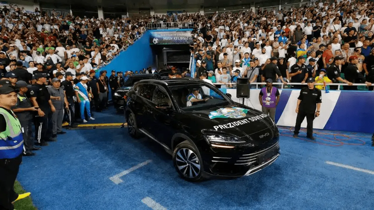 Pemain Timnas Uzbekistan Dapat Hadiah Mobil/Foto: X