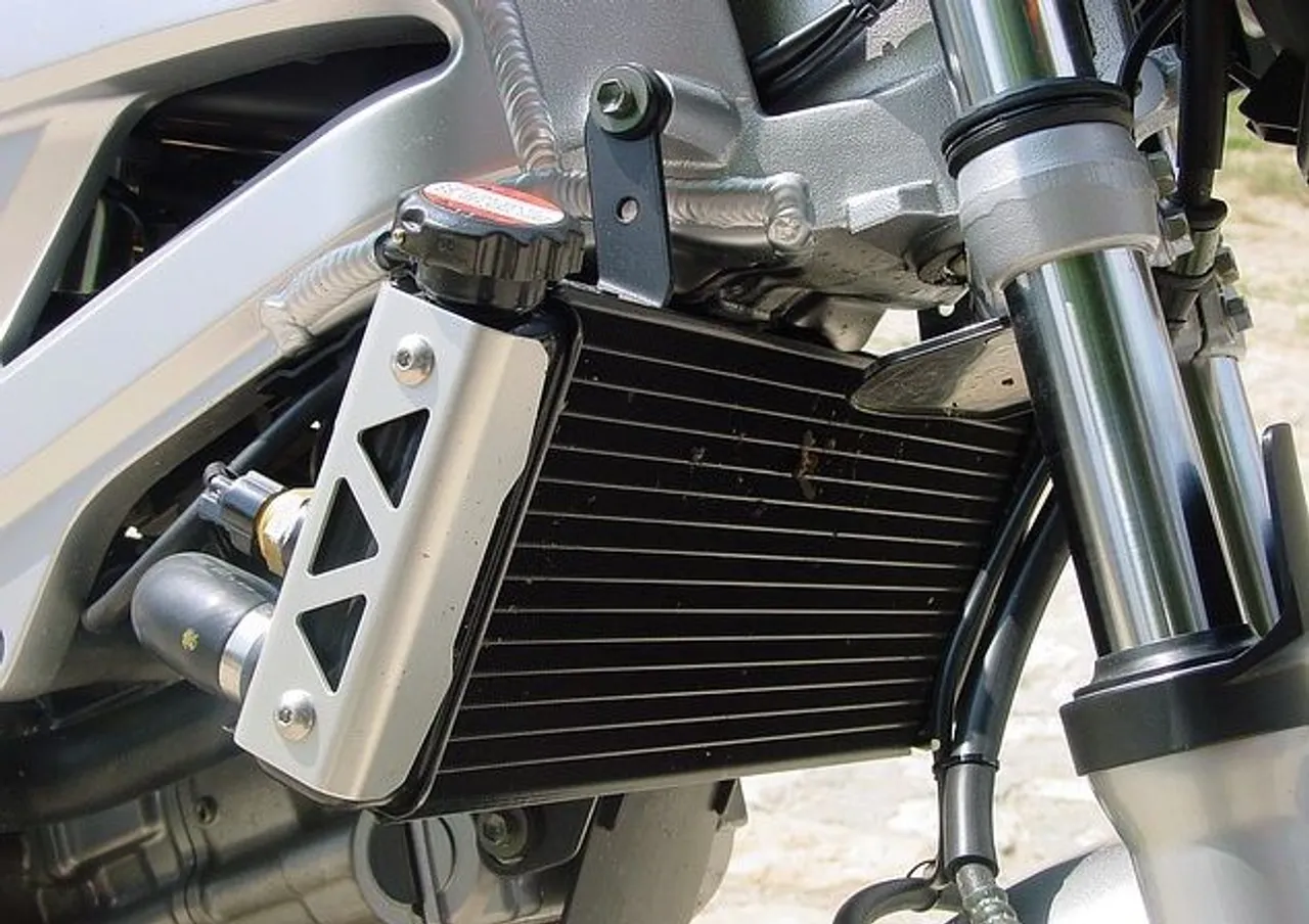 Cek berkala sistem pendingin motor. (Bike Restart)