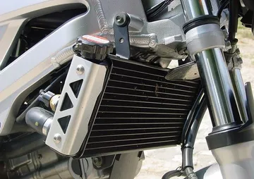 Cek berkala sistem pendingin motor. (Bike Restart)