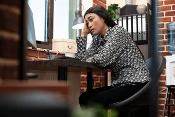 Ilustrasi duduk (freepik.com)
