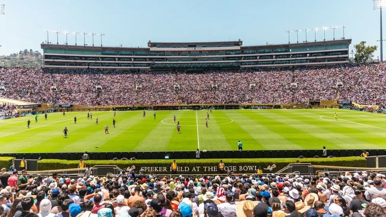 Laga PSG vs Atletico Madrid/IG Rose Bowl Stadium.