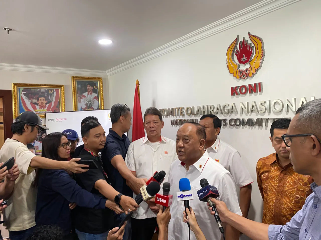 Ketua Umum KONI Pusat Marciano Norman (tengah)