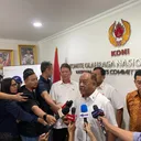 Ketua Umum KONI Pusat Marciano Norman (tengah)