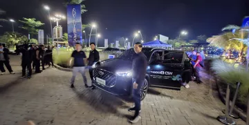 Country Director CSI Zeng Shuo (kiri) dan Sales Director CSI Budi Darmawan (kanan) setelah berhasil menjalan Tiggo 8 CSH menggunakan baterai yang telah direndam air laut. (Chadie)