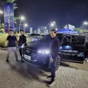 Country Director CSI Zeng Shuo (kiri) dan Sales Director CSI Budi Darmawan (kanan) setelah berhasil menjalan Tiggo 8 CSH menggunakan baterai yang telah direndam air laut. (Chadie)