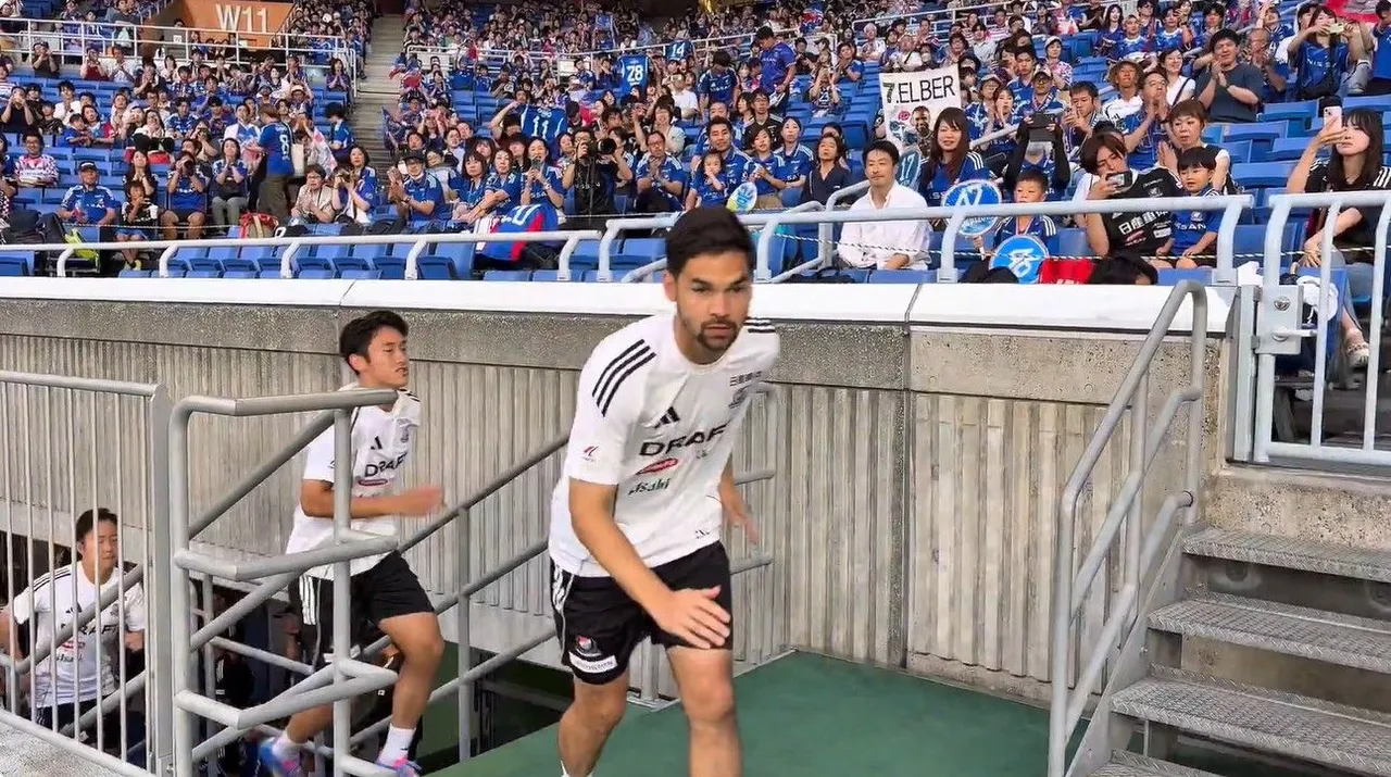 Sandy Walsh sedang mengikuti sesi latihan Yokohama F Marinos/foto: X Yokohama F Marinos.