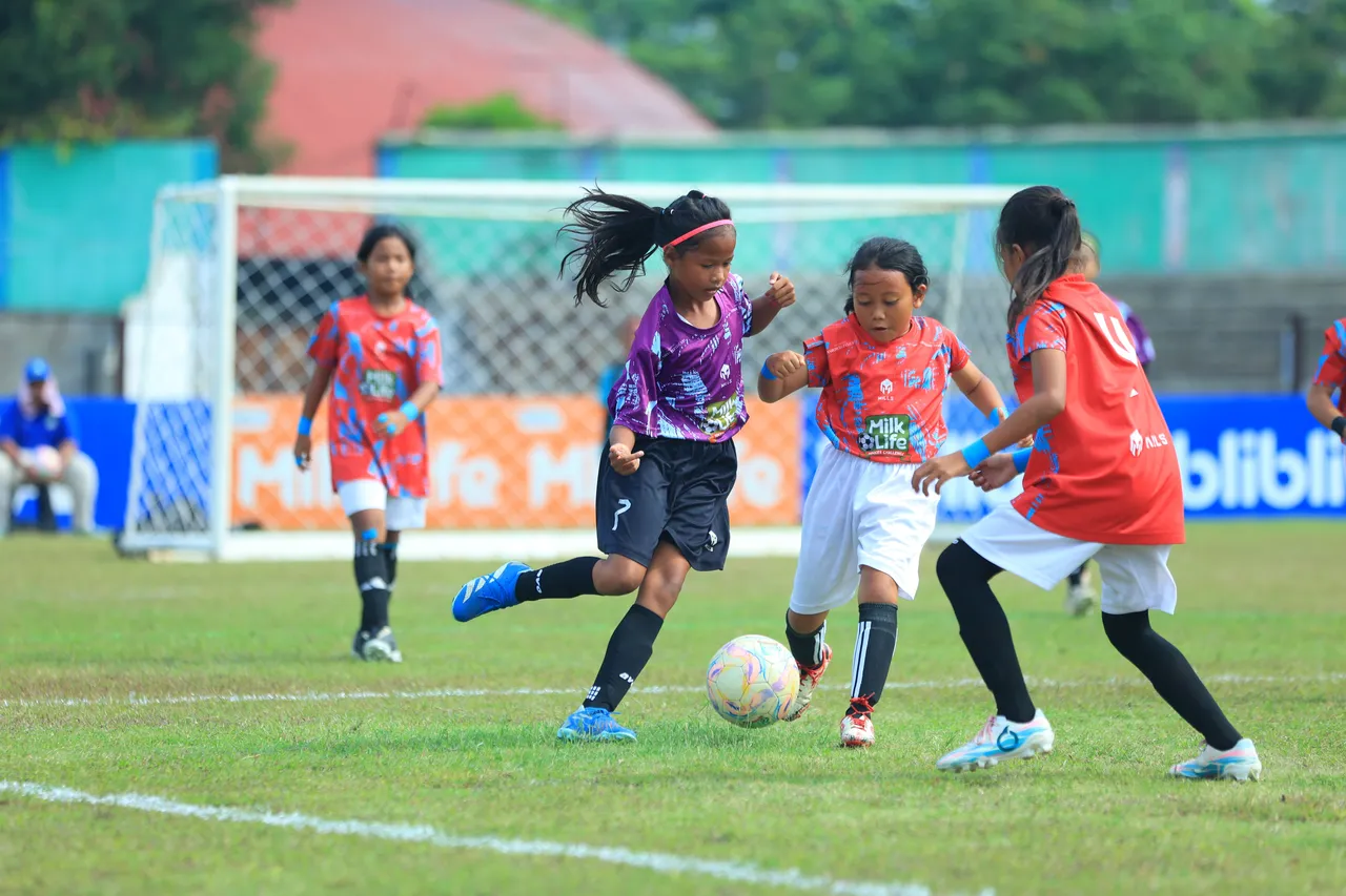 Para pesepak bola putri muda terlihat menikmati permainan sepak bola. (Foto: Istimewa)