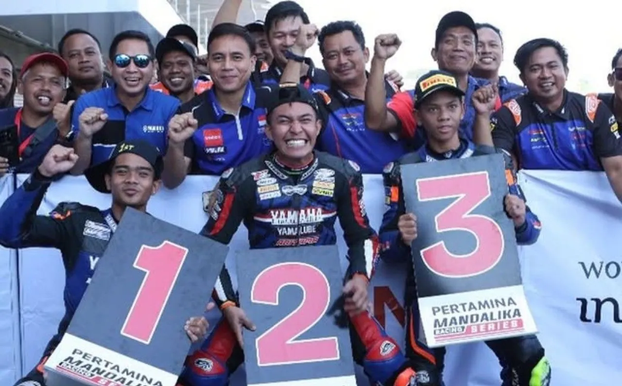 Murobbil Vitoni dan dua pembalap Yamaha lainnya naik podium di Mandalika Racing Series 2025/foto: Ofisial Mandalika Racing Series