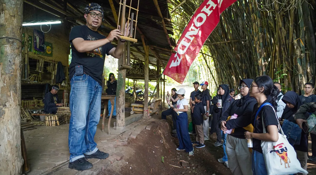 Astra Honda Motor aktif dalam melestarikan warisan budaya musik Angklung. (AHM)