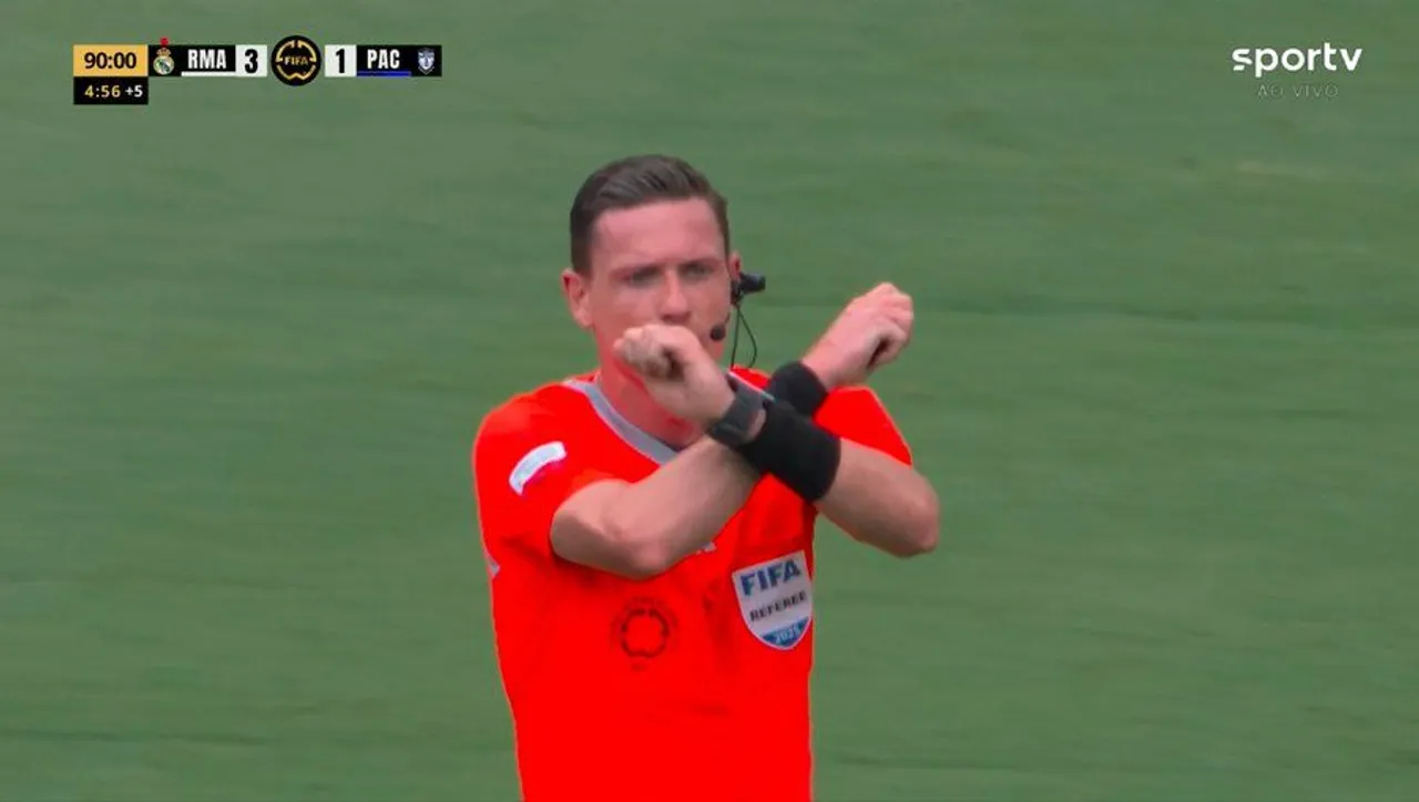 Wasit Ramon Abatti menyilangkan kedua tangannya sebagai tanda protokol antirasisme FIFA diaktifkan/foto: tangkapan layar Sportv