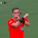 wasit ramon abatti.jpeg - Wasit Ramon Abatti menyilangkan kedua tangannya sebagai tanda protokol antirasisme FIFA diaktifkan/foto: tangkapan layar Sportv