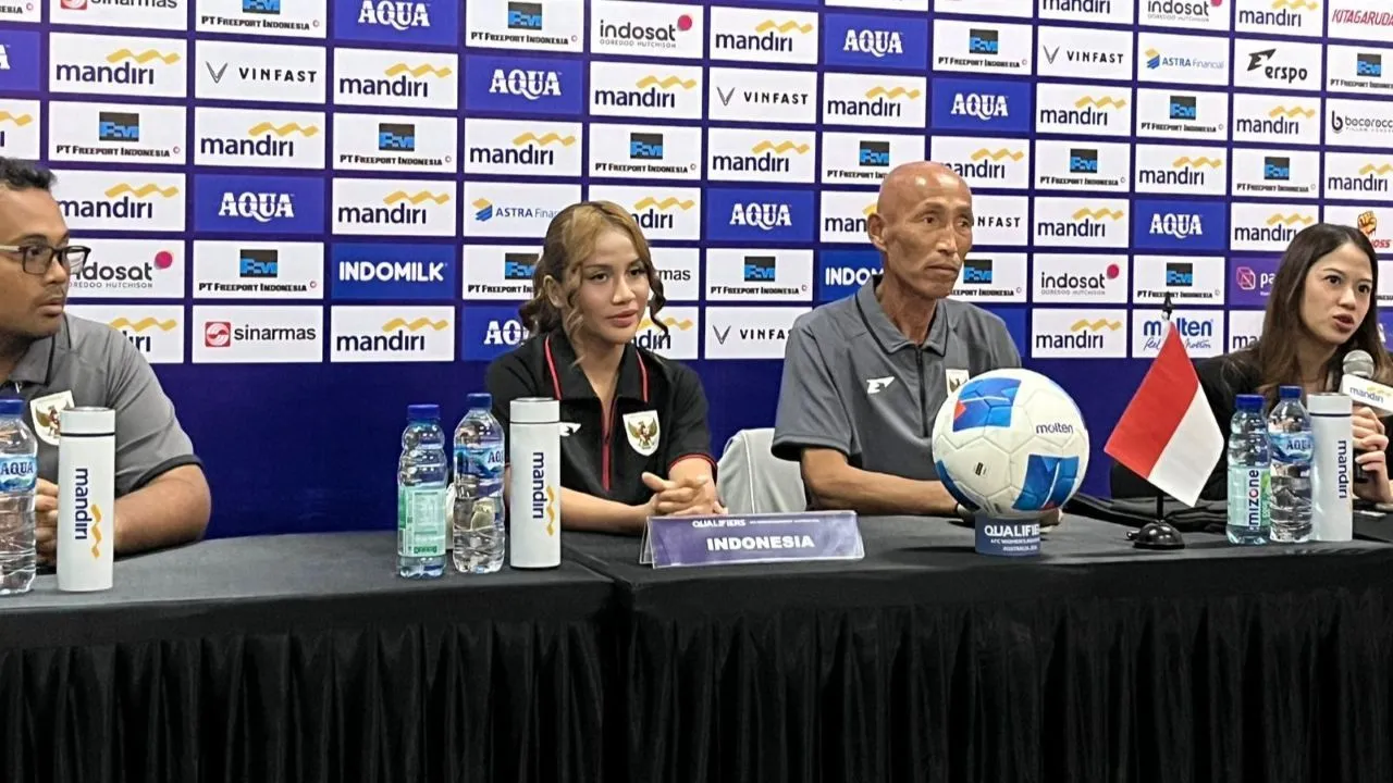 Pelatih Timnas Indoensia Satoru Mochizuki dan Shafira Ika/SportCorner Muhammad Nurhendra Saputra.
