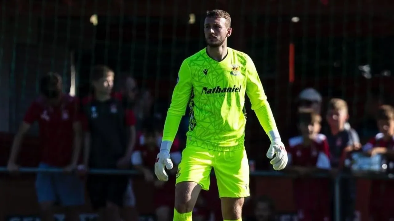 Kiper Persib Bandung Adam Przybek/IG Adam Przybek.