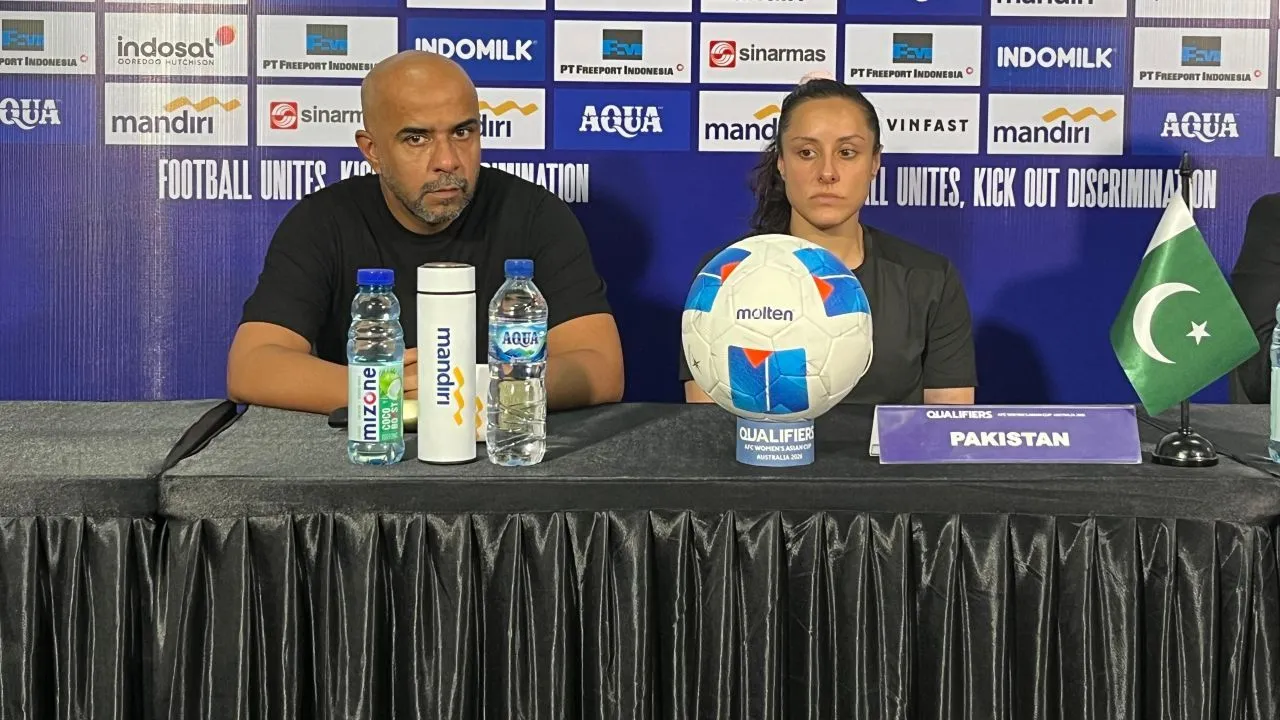 Pelatih Timnas Putri Pakistan, Adeel Mirza Rizki dan Maria Khan/SportCorner Muhammad Nurhendra Saputra.