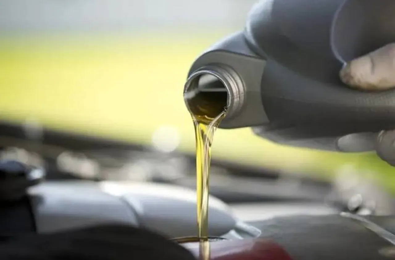 Ganti oli secara berkala bikin mesin lebih awet. (Carandbike)