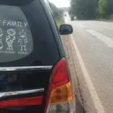 Ilustrasi stiker happy family di mobil (instagram.com/otorecheck/)