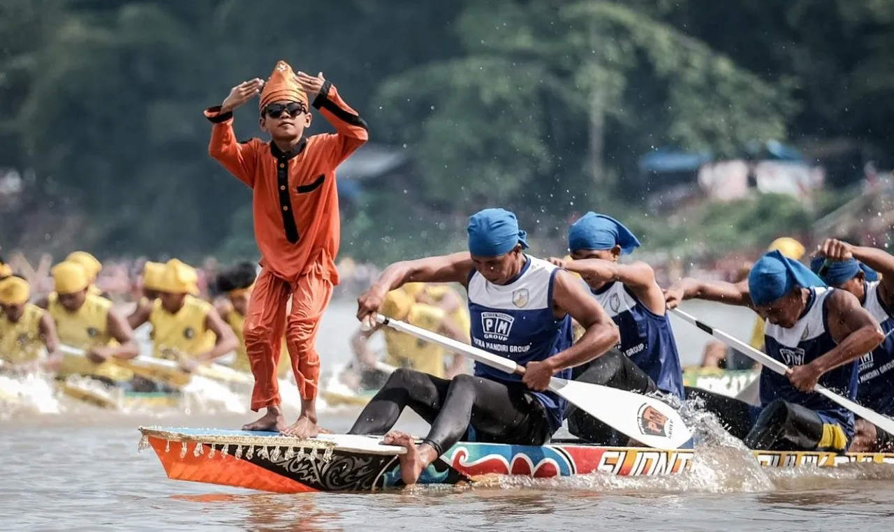 Anak Coki merupakan penari cilik yang bertugas untuk memberi komando kepada para pendayung di olahraga Pacu Jalur/foto: Kemenparekraf RI