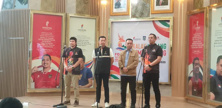 Wamenpora Taufik Hidayat bersama dengan Ketua Kormi Adil Hakim/foto: Kemenpora