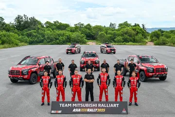 Hiroshi Masuoka bersama para pereli Team Mitsubishi Ralliart. (Mitsubishi Motors)