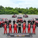 Hiroshi Masuoka bersama para pereli Team Mitsubishi Ralliart. (Mitsubishi Motors)