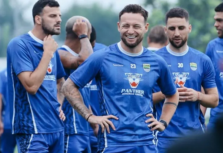 Marc Klok dan para pemain Persib Bandung sedang berlatih/foto: Ofisial IG Persib Bandung