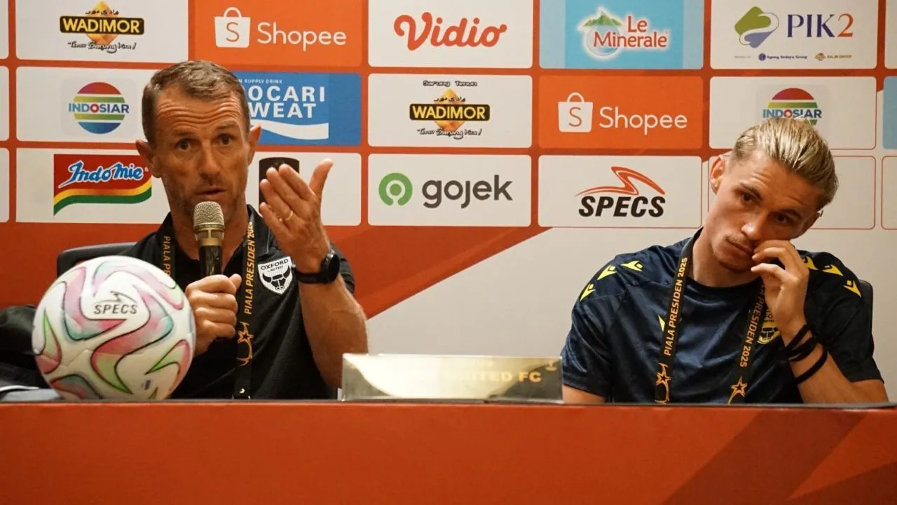 Pelatih Oxford United, Gary Rowett dan Przemysław Płacheta  di Piala Presiden/SportCorner Muhammad Dicky.