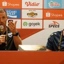 Pelatih Oxford United, Gary Rowett dan Przemysław Płacheta  di Piala Presiden/SportCorner Muhammad Dicky.