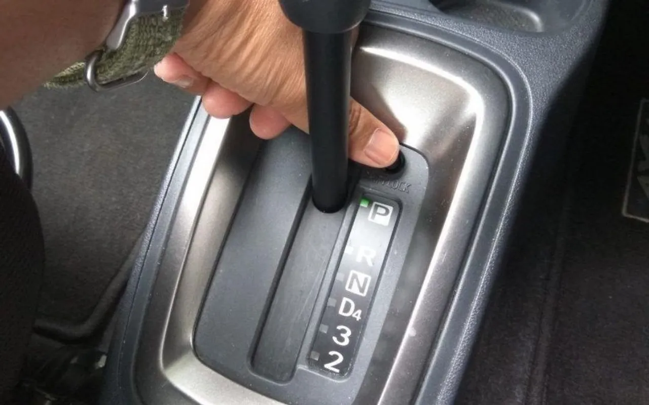 Tombol shift lock di mobil matik. (Car From Japan)