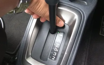Tombol shift lock di mobil matik. (Car From Japan)