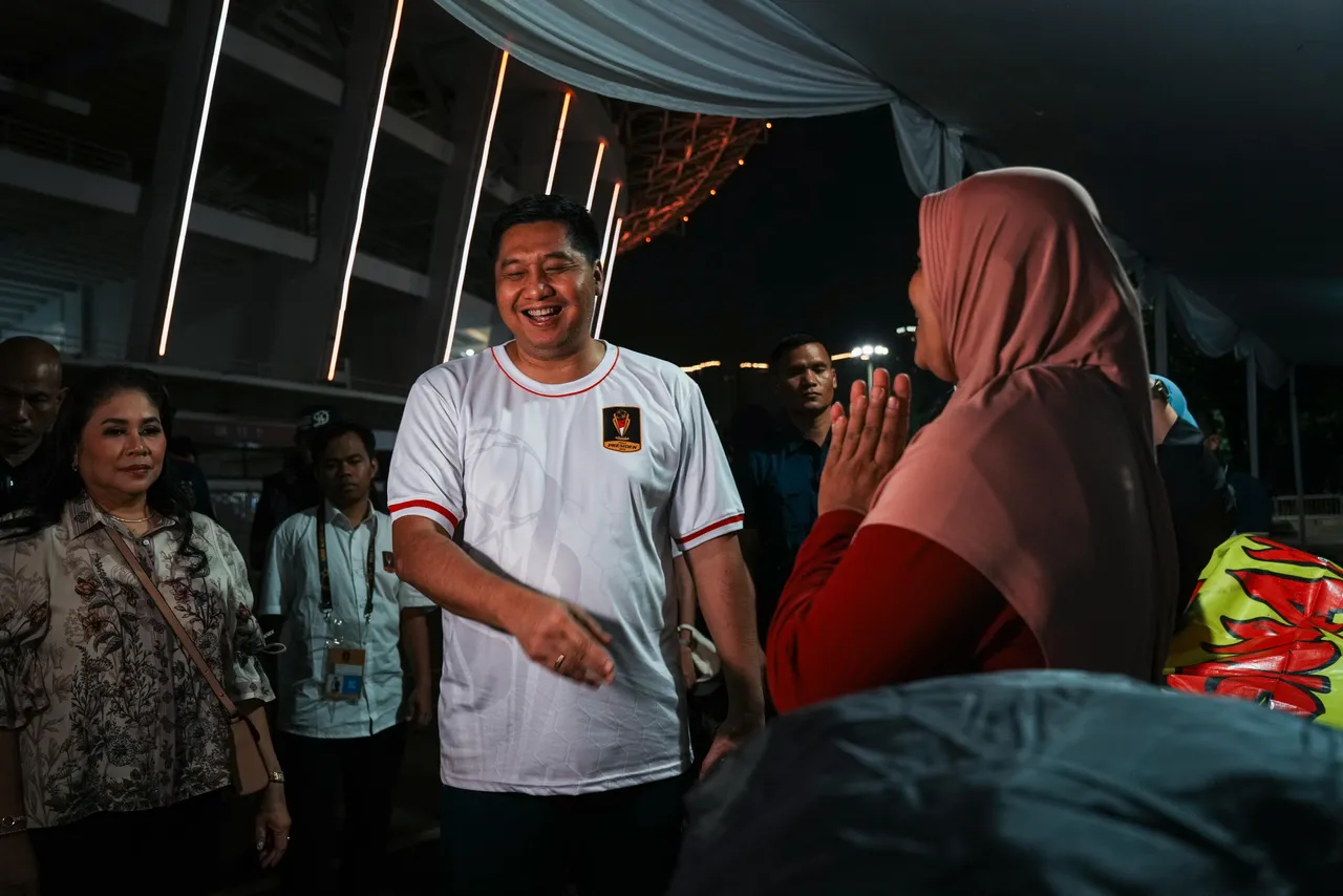 Ketua Steering Committe Piala Presiden 2025, Maruarar Sirait saat mengecek UMKM di SUGBK