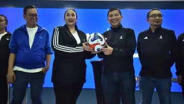 Direktur Utama PT I League Ferry Paulus dan Senior Manager Brand Activation dari adidas Indonesia, Cinitia Dewi Mayakatri/Media I League.