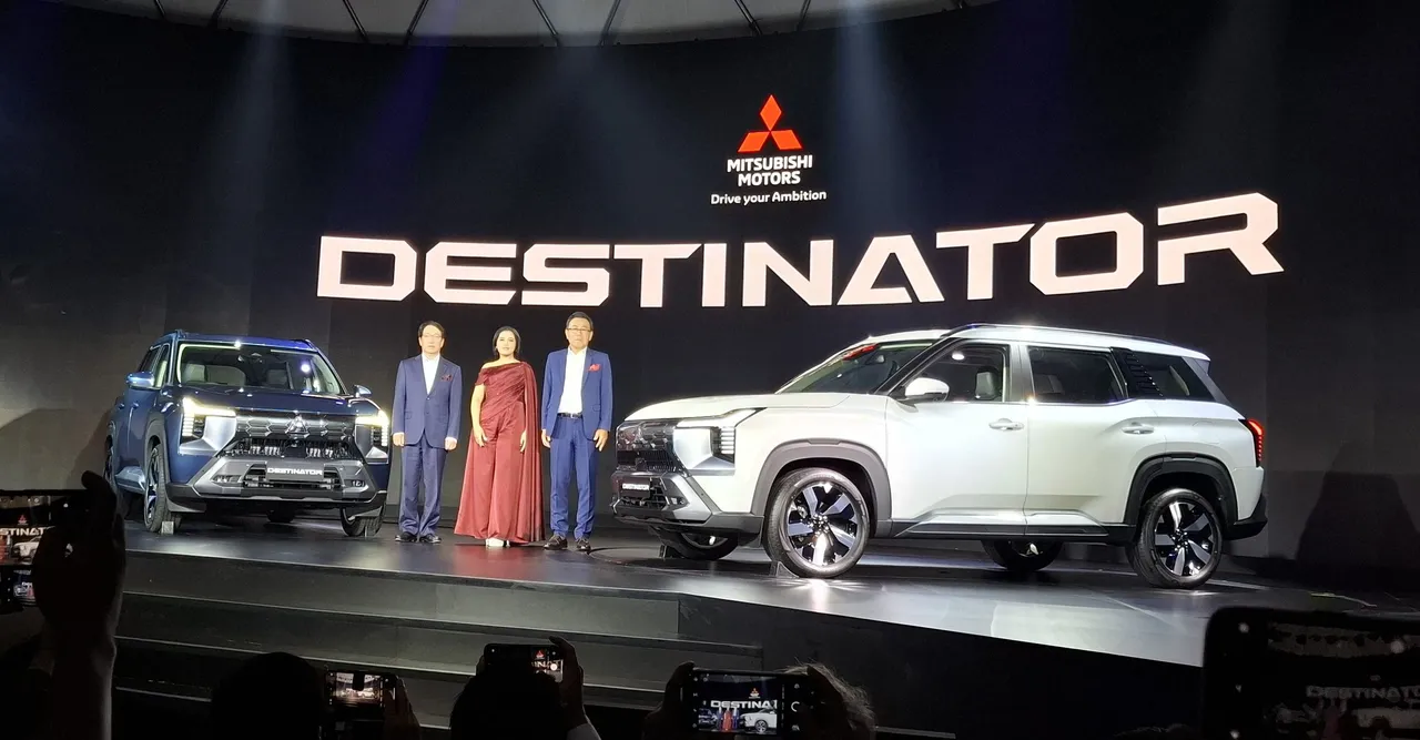 Prosesi Debut Global Mitsubishi Destinator di Senayan Park, Jakarta, Kamis (17/7). (Chadie)