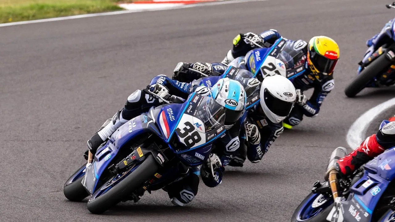 Arai Agaska (nomor motor 38) saat tampil di seri 3 R3 BLU CRU World Cup 2025 di Donington Park Inggris/ Yamaha Indonesia