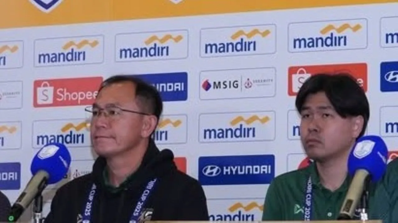 Pelatih Thailand Thawatchai Damrong-Ongtrakul (kiri)/IG Federasi Sepakbola Thailand